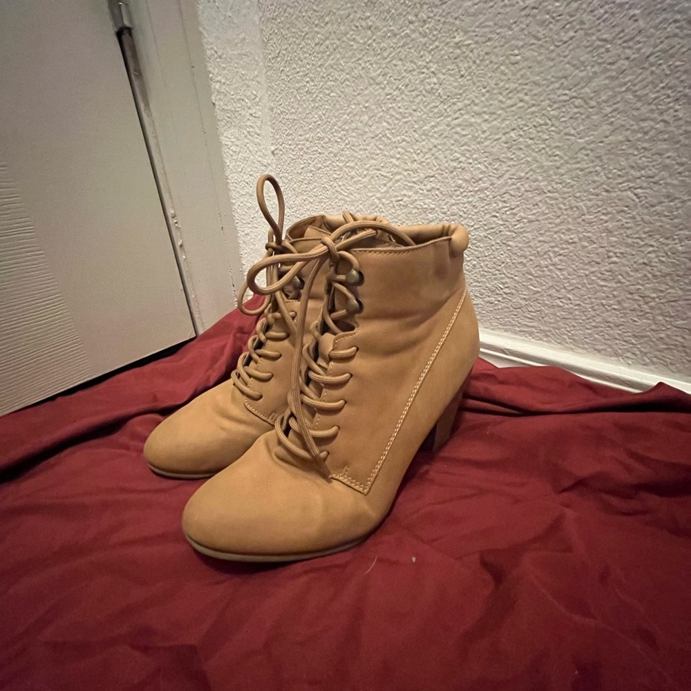 Woman’s ankle boots. Size 7 1/2